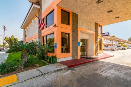 Rodeway Inn Artesia Cerritos Отели рядом с достопримечательностью «Kosh»