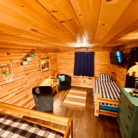 The Creek-Side Cabin: Spa, Fire Pit, 5 Star, AC, Big Deck, Quiet, Walk to Town