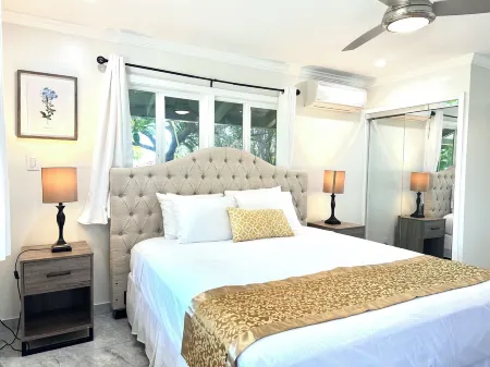 Newly Remodelled 4-bedroom cottage in Amazing Kaanapili with ACs