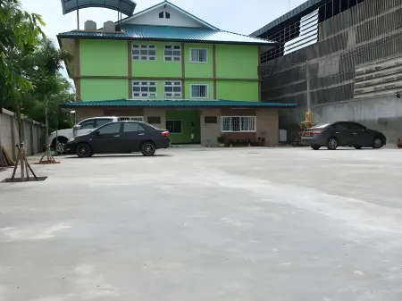 Green Place Apartment Отели рядом с достопримечательностью «Nakhon Ratchasima Rajabhat University»