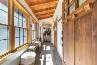 4 BR Retreat with Lakeview and Hot Tub
