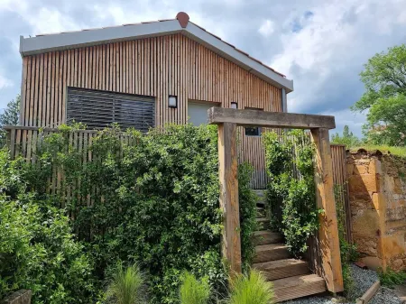 Intimate house with spa and sauna 30 minutes from Lyon. Relaxation and privacy. Отели в г. Жарниу