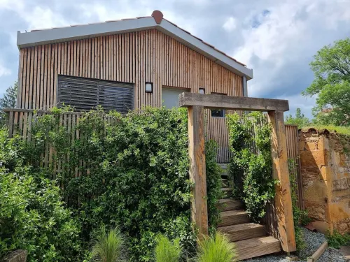 Intimate house with spa and sauna 30 minutes from Lyon. Relaxation and privacy. فنادق في Jarnioux