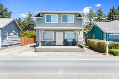 Brand new oceanfront home with amazing views! Hôtels à proximité de : Beachfront Park