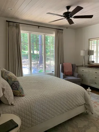 Serene Lake Martin luxury retreat (located in Eclectic)