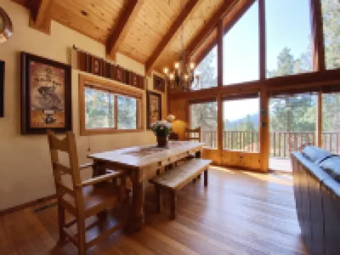 Westside 4-bdrm cabin between Hamilton & Victor with WiFi, AC. Enjoy your stay