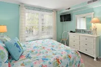 Beautiful Oceanside Condo just steps away from the beach!