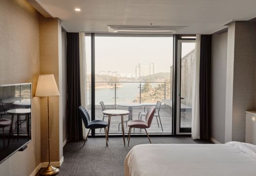 호텔은파팰리스 외부 전경과 호수