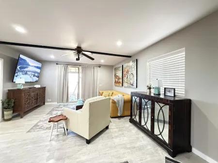 Romantic Hot Tub w/water view. Cute 3-bd Villa w/2 King beds and ensuite baths.