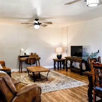 3 Bedroom, 1 Bath rock cottage in Walking Distance to Downtown Alpine