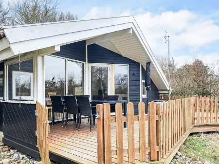 Graceful Holiday Home in Humble Near Sea Отели в г. Humble