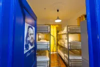 Help Yourself Hostels - Parede Hotels in Carcavelos