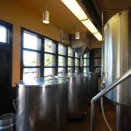 Spinnakers Brewpub & Guesthouses