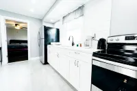 2 Homes, 1 Stay-7Br Niagara Falls Compound Hotels in Lewiston