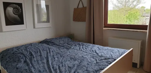 Lovingly renovated apartment with large balcony right on the dyke