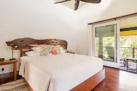 Beautiful Oceanfront Estate with heated saltwater pool, Hamakua Coast Acreage. Hotels near Hawai‘i Tropical Botanical Garden