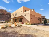Bluff Dwellings Resort Hotels in Bluff