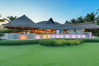 Dazzling Beachfront Villa With Swim-up Bar Các khách sạn ở 