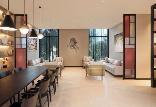 이비스 BKC의 피트니스 센터 또는 현대적 복도