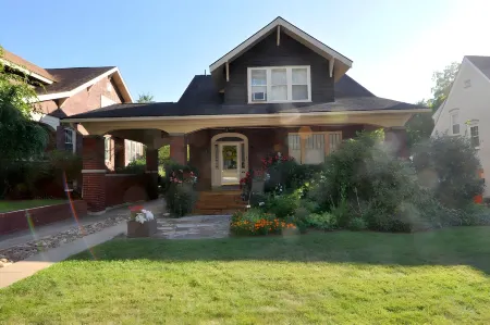 Aunt Bea's Bungalow - Pet Friendly - Hot Tub - Screen Porch - Wifi - Fenced Yard - King Bed - Town Отели рядом с достопримечательностью «Парк штата Беркли Спрингс»