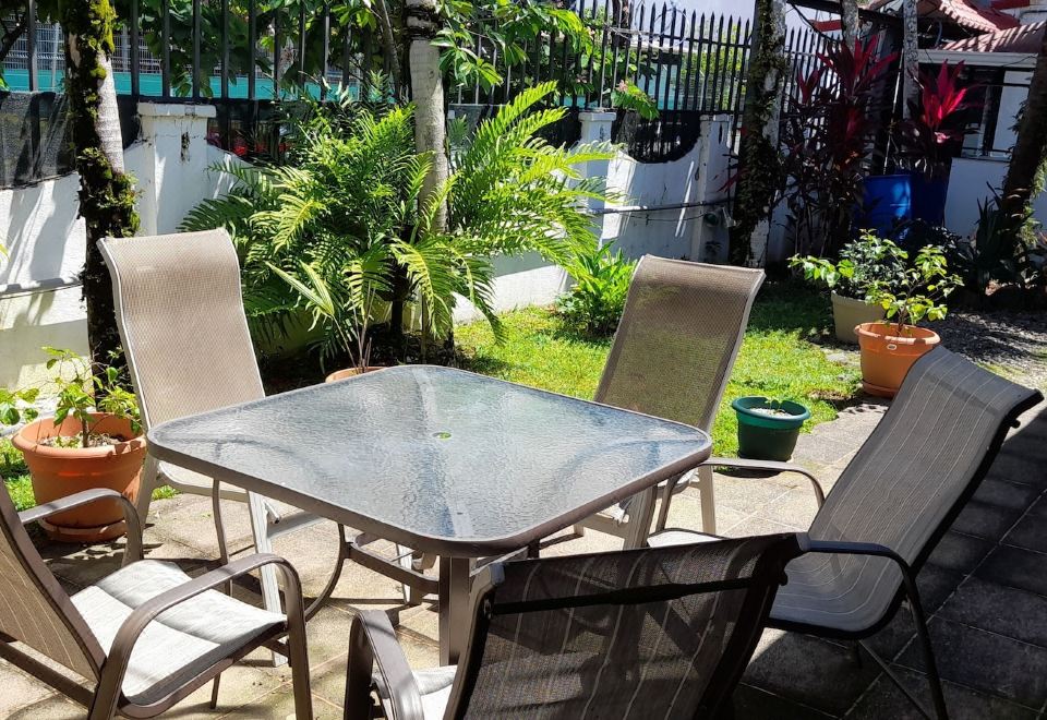 Hotel Wide Mouth Frog Quepos, Exterior, Garden