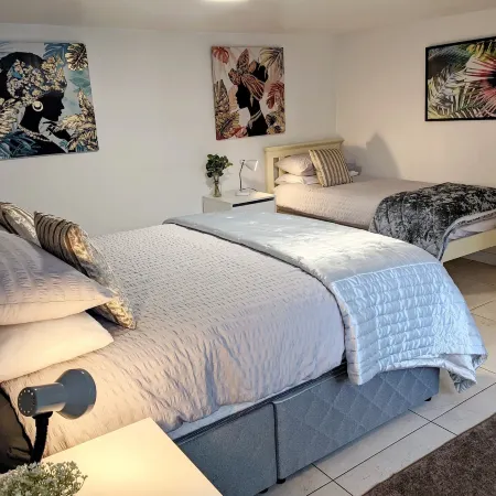 2 Bed House - Sleeps 6 - Parking - Wifi