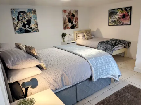 2 Bed House - Sleeps 6 - Parking - Wifi