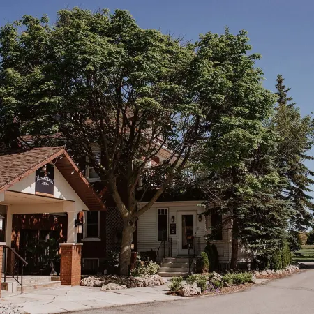 Hessenland Inn & Schatz Winery