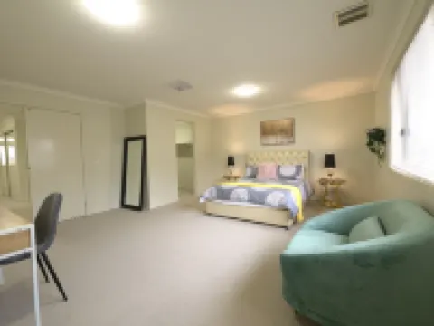 Newly Modern Home for Big Group Near SC Hotels in Point Cook