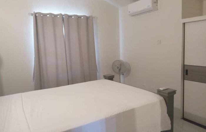 Beach-View 2 Bed Apartment Sleeps 4 - Free Parking