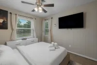 3-Bed Haven - 6 pple Hot tub, King bed, Pool & ping pong table, Grill, Fire pit