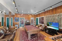 Southern Pines- Sleeps 18 with community pool and docks