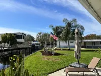 2-Bedroom Sleeps 4, Waterfront Cottage and Mooring Near Homosassa Springs