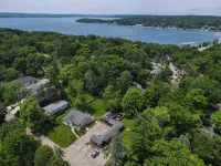 Two Bed Two Bathroom Cabin with Kitchenette Area Hotels in Williams Bay