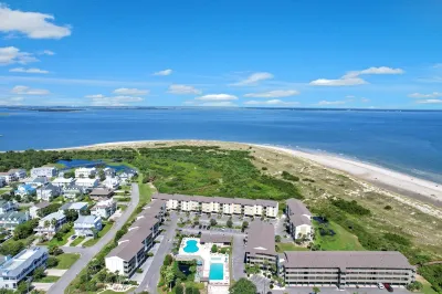 Luxury Condo: Top-Floor Sea View, Pool, Private Beach Access, Elevator โรงแรมใน