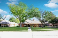Cozy Modern Farmhouse with pool! Close to downtown Wylie! Hotels near Walmart Supercenter