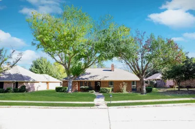 Cozy Modern Farmhouse with pool! Close to downtown Wylie! Hotels near Jerry Shaffer Stadium