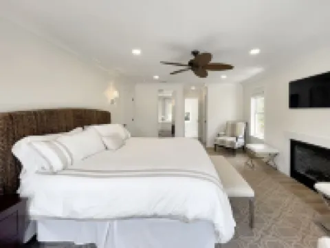 Heated Pool and Spacious Living Areas - Lavish Modern Retreat