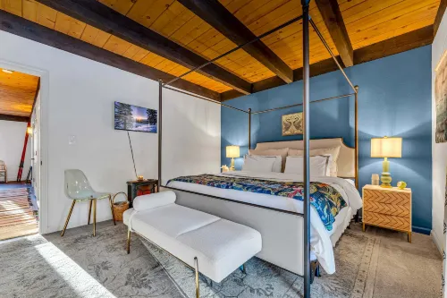 Spacious Deck and Cozy Loft - Stylish Mountain Retreat