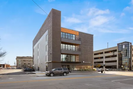 Modern 2 Bed in the Heart of Downtown Bloomington Отели в г. Блумингтон