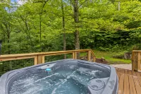 Hot Tub & WiFi - Intimate Cabin - Snuggle Inn - Red River Gorge, Kentucky! Các khách sạn ở Stanton