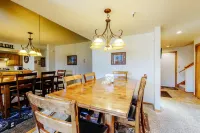 Lakefront oasis near marina with gas fireplace, loft & hot tub