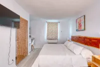 Kitchenettes and Cozy Vibes Await - Charming Retro Escape