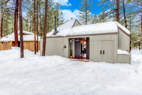 Dog-friendly home with private hot tub, fast WiFi, gas fireplace & SHARC passes Hotels in Sunriver