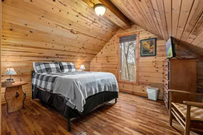 Hot Tub, WiFi, No Pet Fee - Beary Cozy - Romantic Cabin in Red River Gorge, Kentucky! Hotels in Menifee County