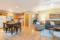 Charming 2-bedroom house in Spokane with WiFi and AC 스포캔 호텔