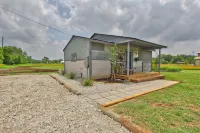 Charming Cottage with Cozy Loft and Cedar Porch - Delightful Hill Country Retreat فنادق في Blanco