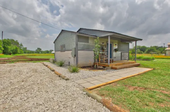 Charming Cottage with Cozy Loft and Cedar Porch - Delightful Hill Country Retreat