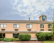 Baymont by Wyndham Belleville Airport Area Hotels in Van Buren Charter Township