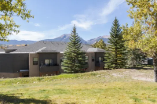 Stunning Mountain Views and Cozy Décor - Charming Alpine Retreat